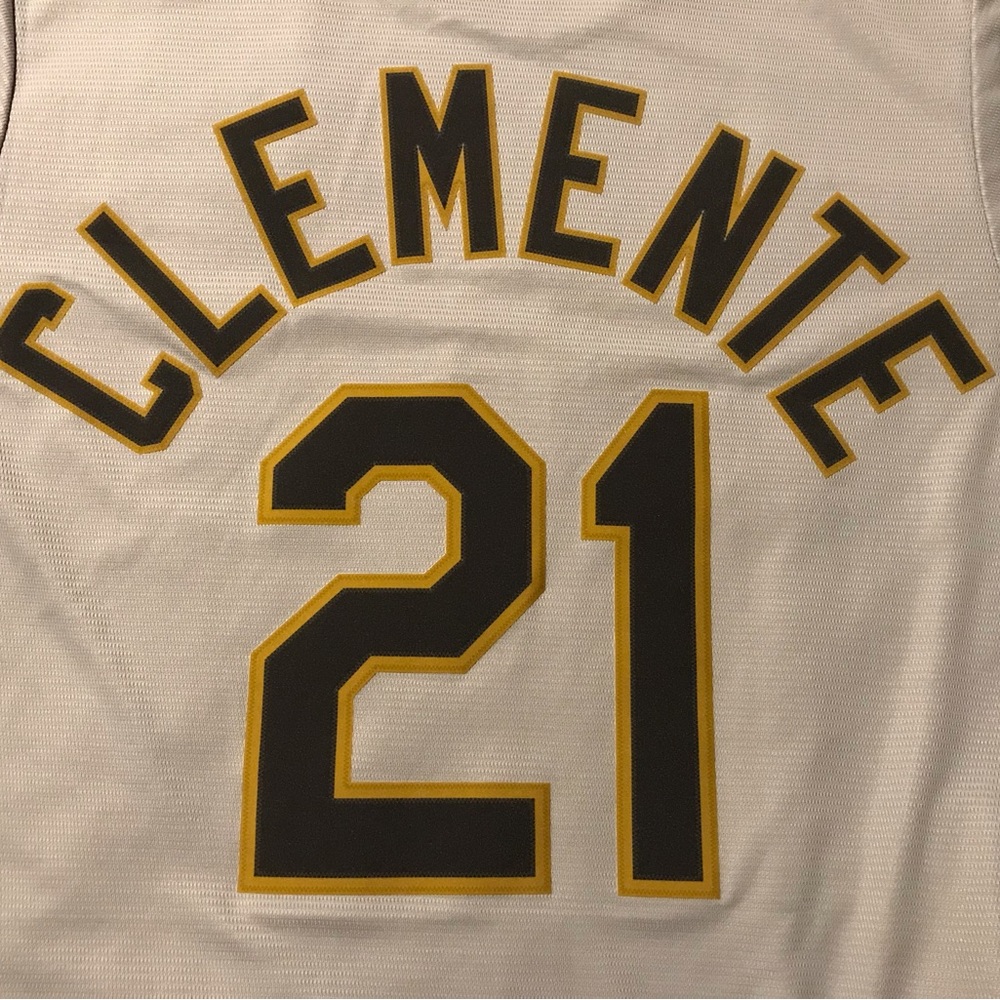 Brand new Nike Clemente jersey from the Pittsburgh Pirates size is Medium